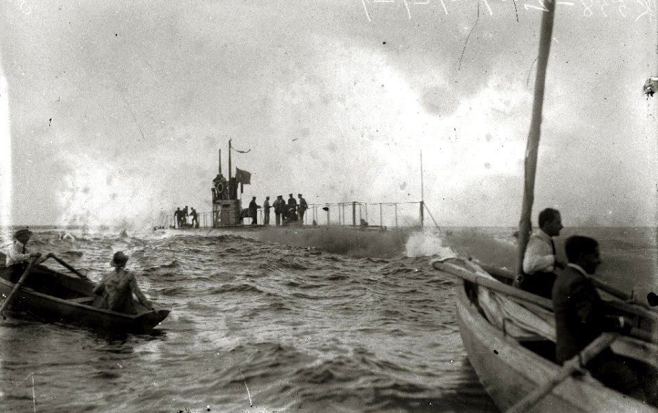 El submarino militar 'Isaac Peral' en la bahía de la Concha (2 de 3) - Fondo Car-Kutxa Fototeka