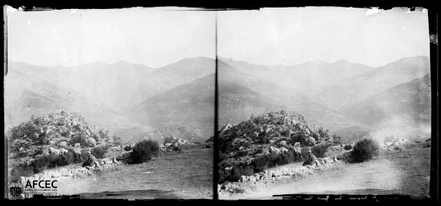 El Torreneules i la vall del Freser amb un home en primer terme des de Sant Antoni de Ribes