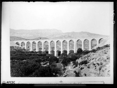 El viaducte de Duesaigües amb feixes en un vessant