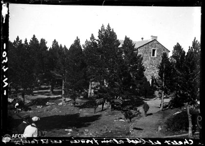 El xalet refugi de Cortalets entre els arbres