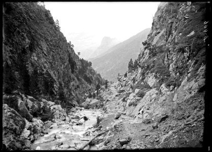 El riu Zinqueta a la zona de Tabernés i muntanyes al fons photo