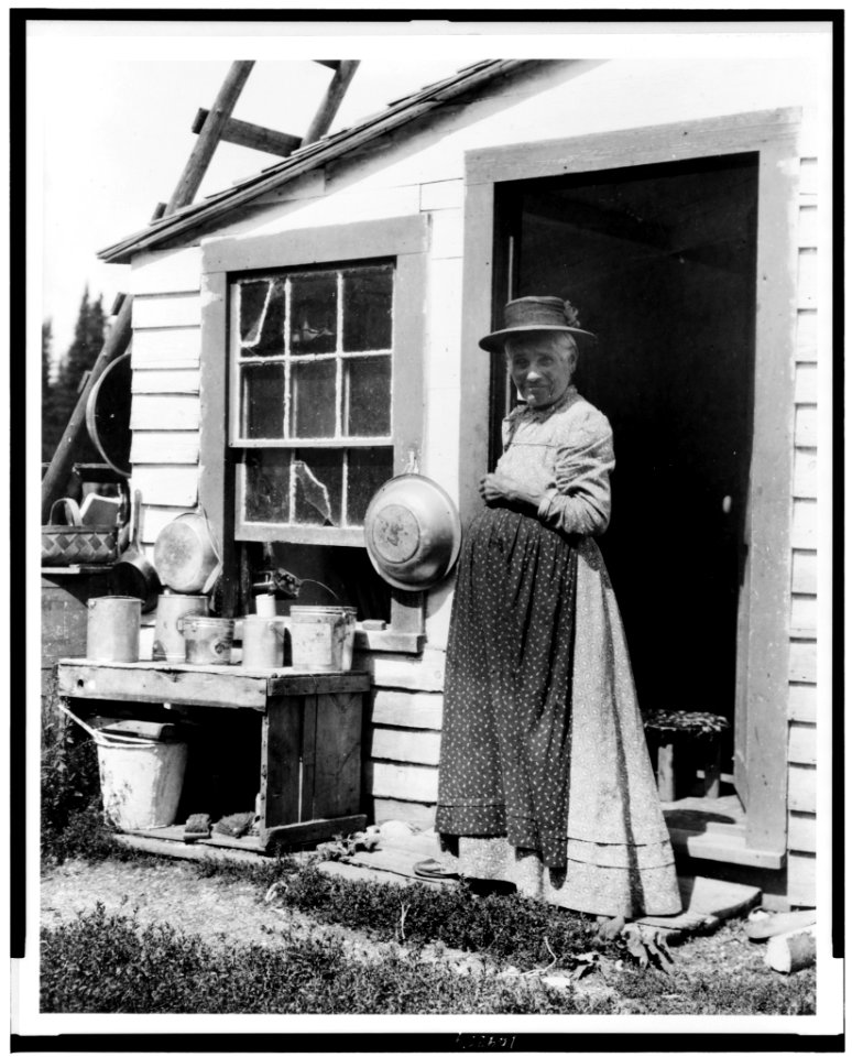 Elderly woman, standing at doorway, on Mackinac Island, Michigan LCCN93517626