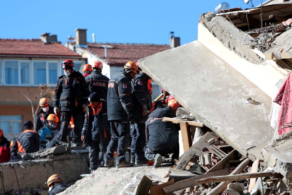 Elazığ Depremi kurtarma çalışmaları (2)