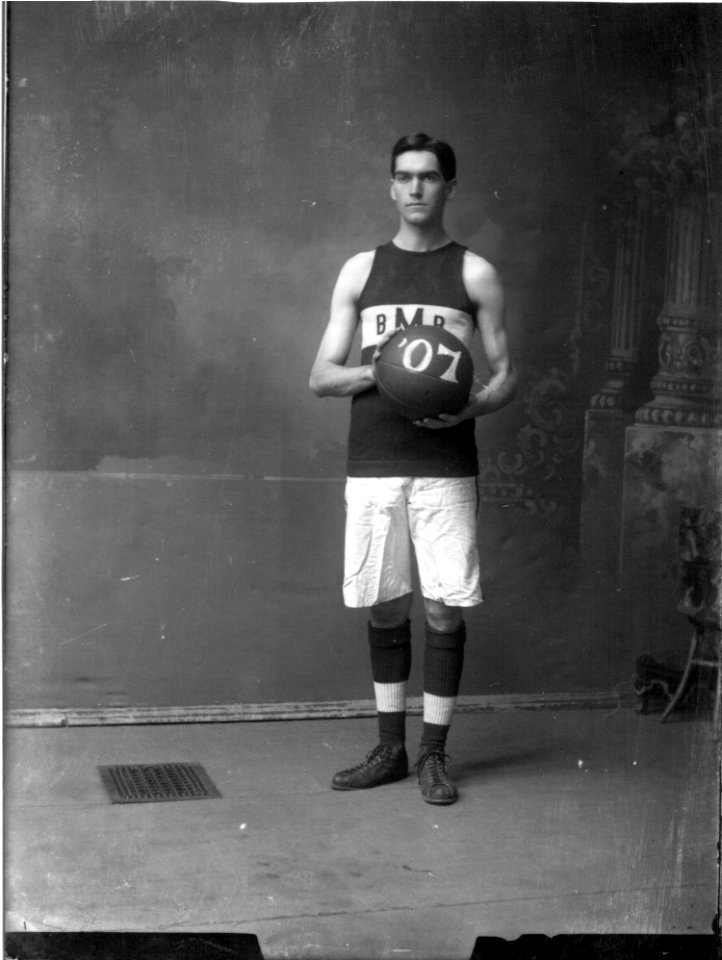 Elbert Schwichart in basketball uniform 1907 (3200493018)