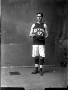Elbert Schwichart in basketball uniform 1907 (3200493018)