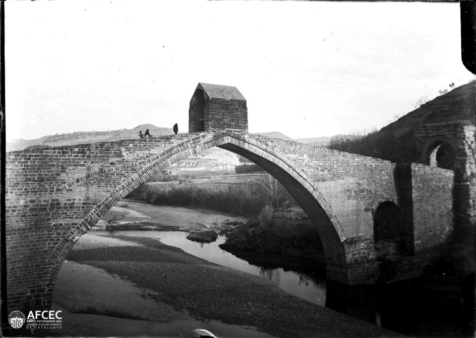 El Pont del Diable sobre el riu Llobregat amb algunes persones