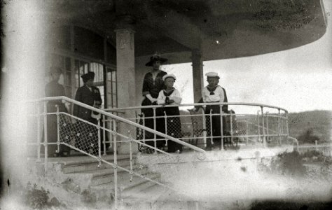 El príncipe de Asturias, Don Alfonso, y su hermano, el infante Don Jaime, acompañados de su abuela, la reina María Cristina, en el hipódromo de Lasarte (1 de 2) - Fondo Car-Kutxa Fototeka