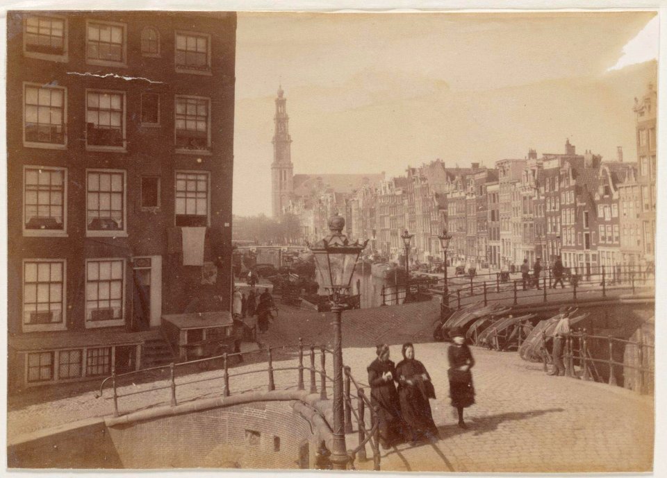 Elandsgracht 2 (links) voor de demping in 1891, gezien over de Prinsengracht naar de Westerkerk. Rechts de Berensluis, brug 65
