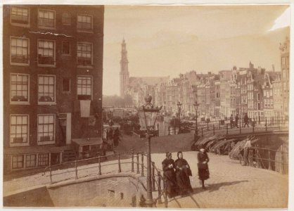 Elandsgracht 2 (links) voor de demping in 1891, gezien over de Prinsengracht naar de Westerkerk. Rechts de Berensluis, brug 65