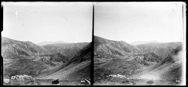El refugi d'Ulldeter amb el Canigó al fons des del coll de la Marrana