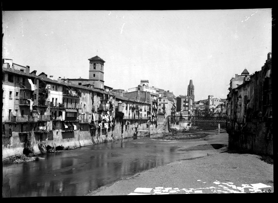 El riu Onyar al seu pas per Girona amb el Pont de Ferro i el campanar de Sant Feliu al fons (AFCEC VINTRO D 2619)