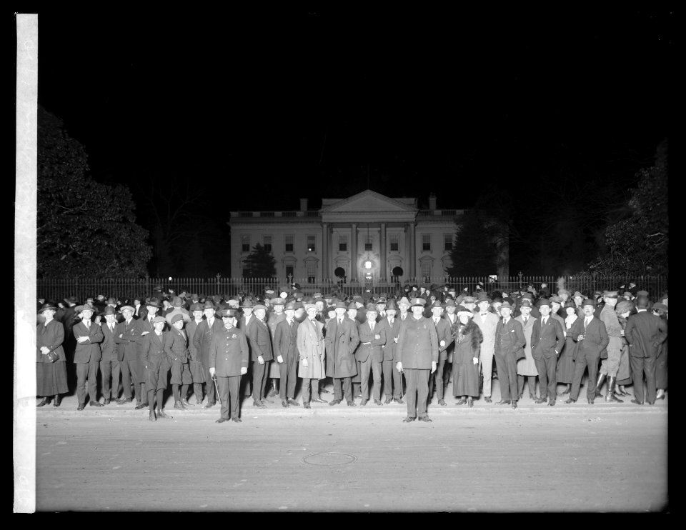 Election crowd at White House, (Washington, D.C.), 1920 LCCN2016852329