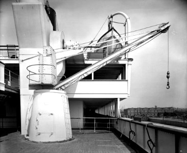 Electric deck crane on the 'Aquitania' (1914) RMG G10933