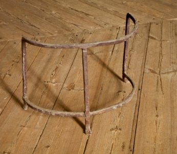 Eldjärn av smidesjärn , halvrund ställning med tre ben och tre horisontella band - Skoklosters slott - 92484