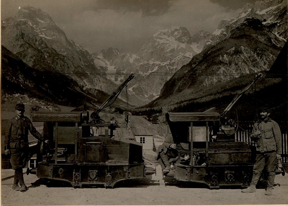 Elektrische Lokomotiven der Stollenbahn in Breth alte und neue Typen der Oesterr. Siemens Schukert Werke. Aufgenommen am 17. Mai 1916. (BildID 15475790)