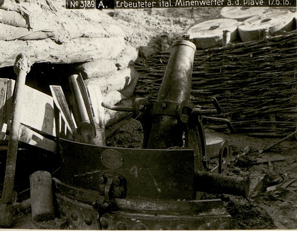 Erbeuteter ital.Minenwerfer a.d.Piave 17.6.18. (BildID 15619717)
