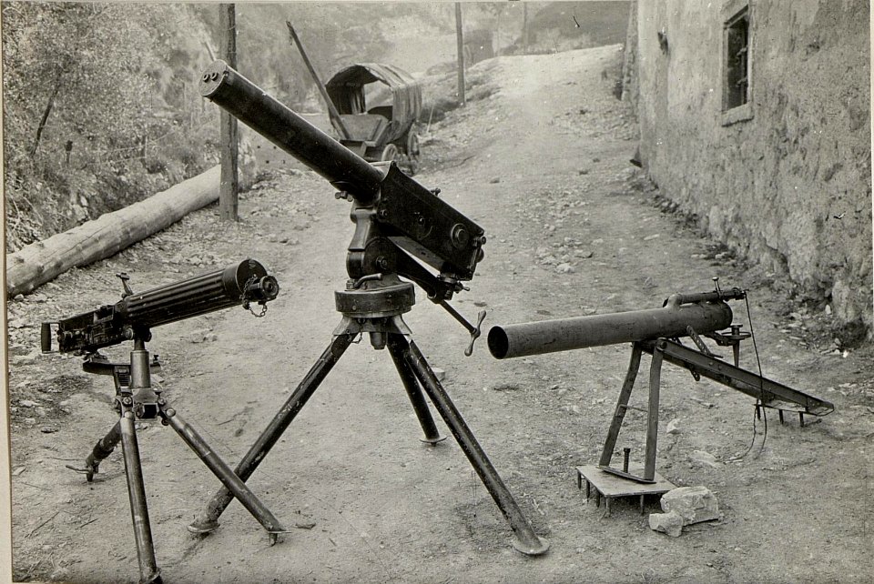 Ercberte italienische Maschinengwehre und Minenwerfer. Aufgenommen am 22. Mai 1916. (BildID 15534168)