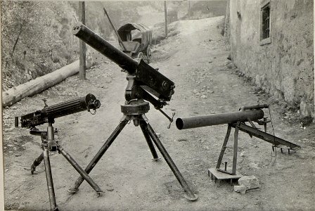 Ercberte italienische Maschinengwehre und Minenwerfer. Aufgenommen am 22. Mai 1916. (BildID 15534168)