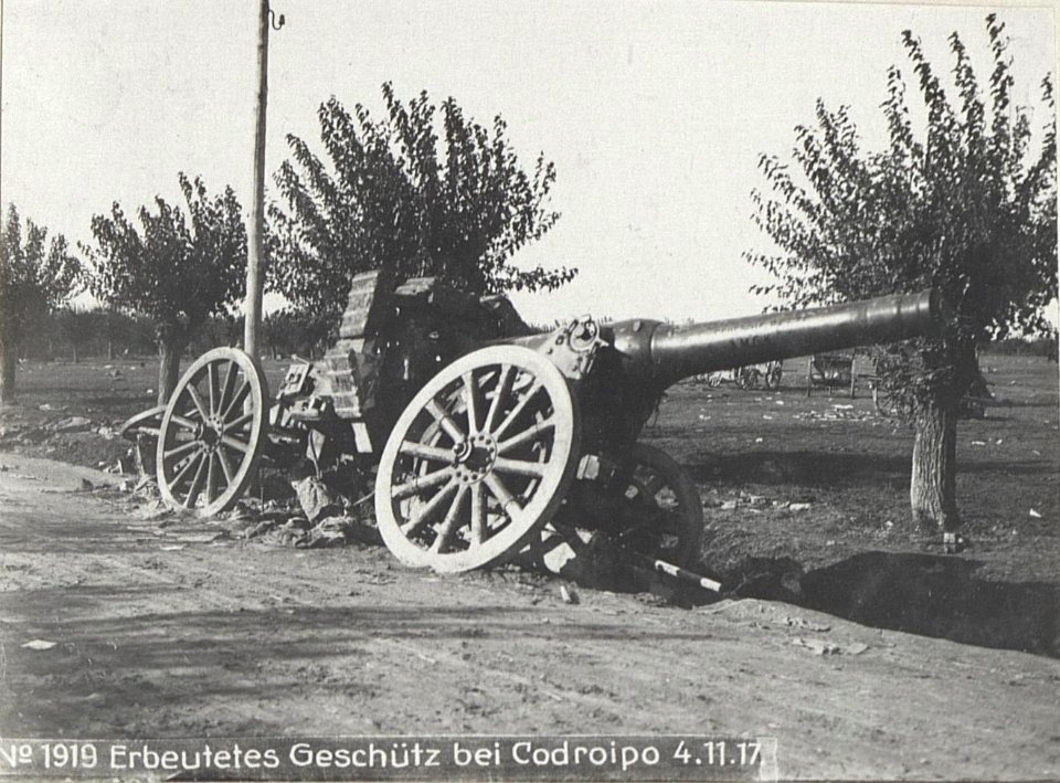 Erbeutetes Geschütz bei Codroipo 4.11.17. (BildID 15610260)