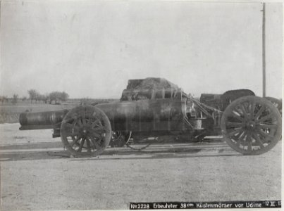 Erbeuteter 38cm Küstenmörser vor Udine 17.XI.17. (BildID 15612431)