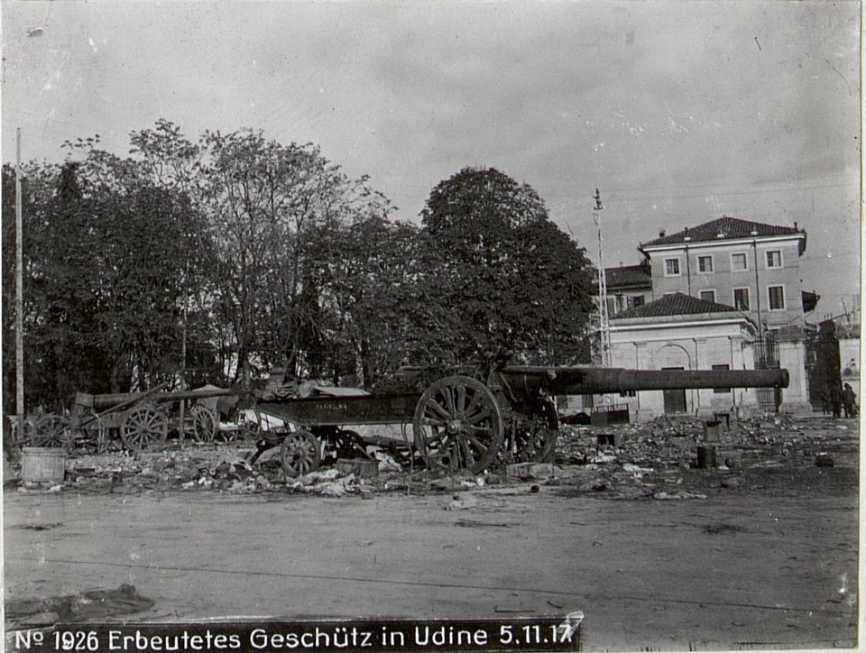 Erbeutetes Geschütz in Udine 5.11.17. (BildID 15610309)