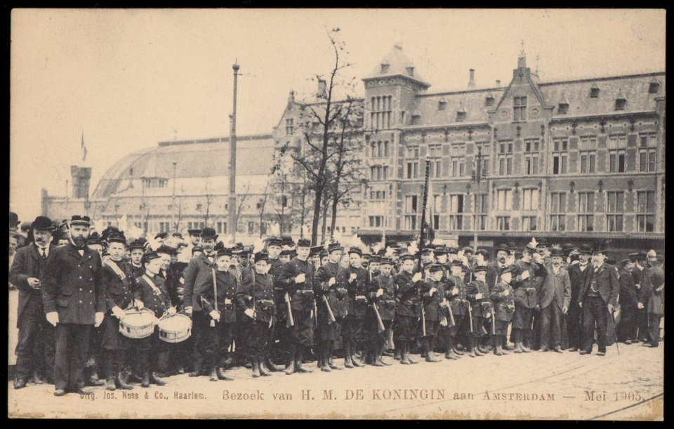 Erewacht bij het Centraal Station wegens een bezoek H.M. koningin Wilhelmina aan Amsterdam. Uitgave Jos Nuss, Amsterdam, Afb PBKD00458000023