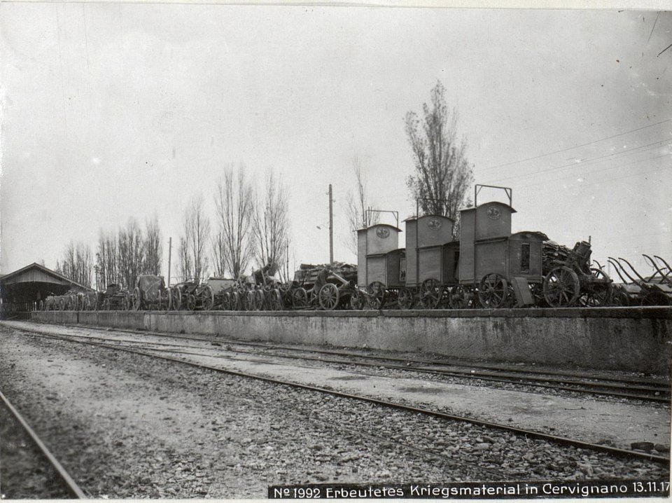Erbeutetes Kriegsmaterial in Cervignano 13.11.17. (BildID 15610771)