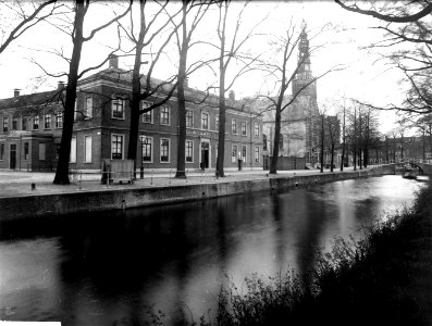 ErfgoedLeiden LEI001015271 Steenschuur in Leiden met de Lodewijkskerk