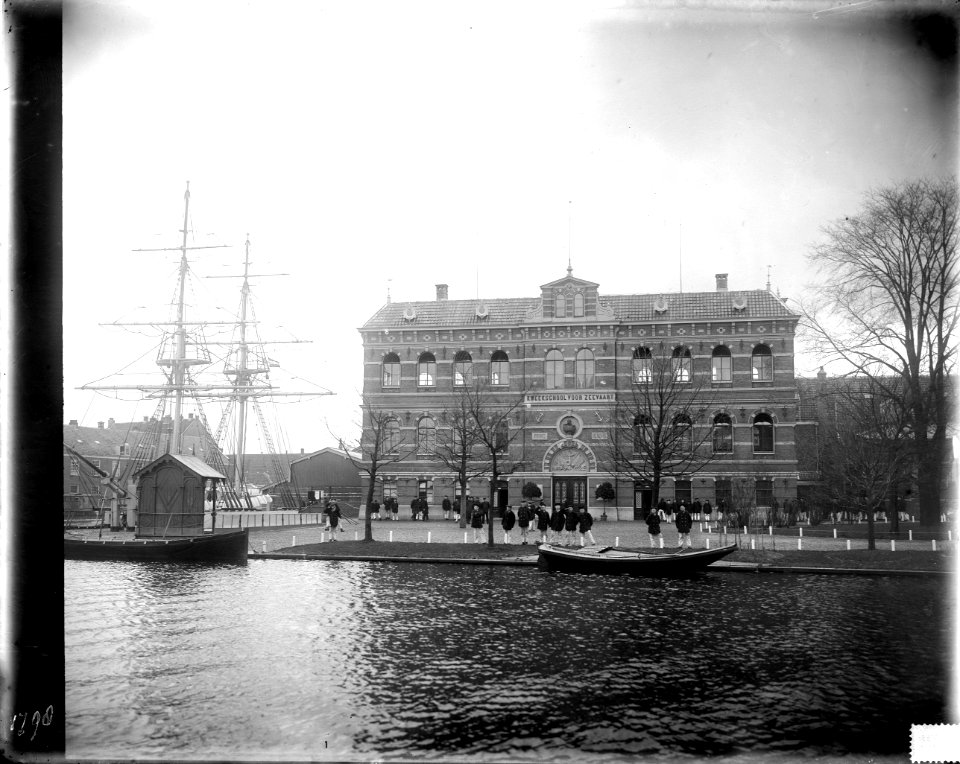 ErfgoedLeiden LEI001015565 Zeevaartschool in Leiden met het Galgewater op de voorgrond