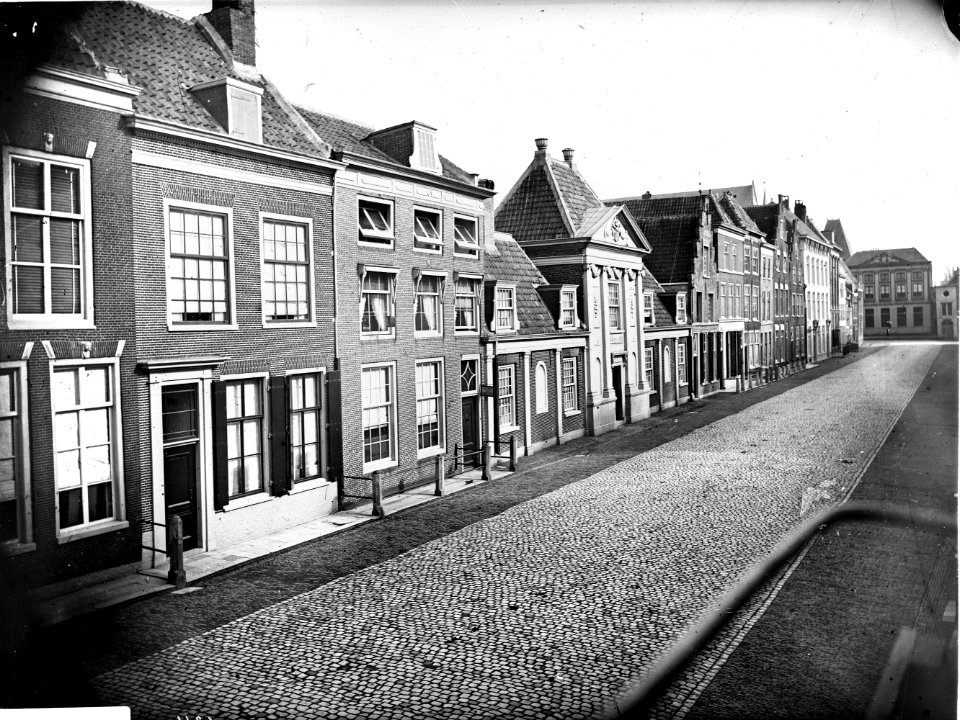 ErfgoedLeiden LEI001015295 Papengracht in Leiden met het Van Brouchovenhofje
