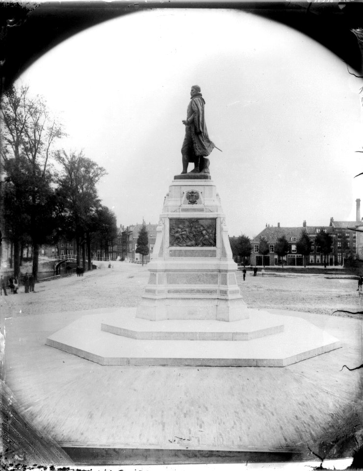 ErfgoedLeiden LEI001015646 Standbeeld van burgemeester P.A. van der Werf in het Van der Werfpark in Leiden