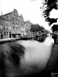 ErfgoedLeiden LEI001015303 Oude Rijn in Leiden met de Armenbakkerij