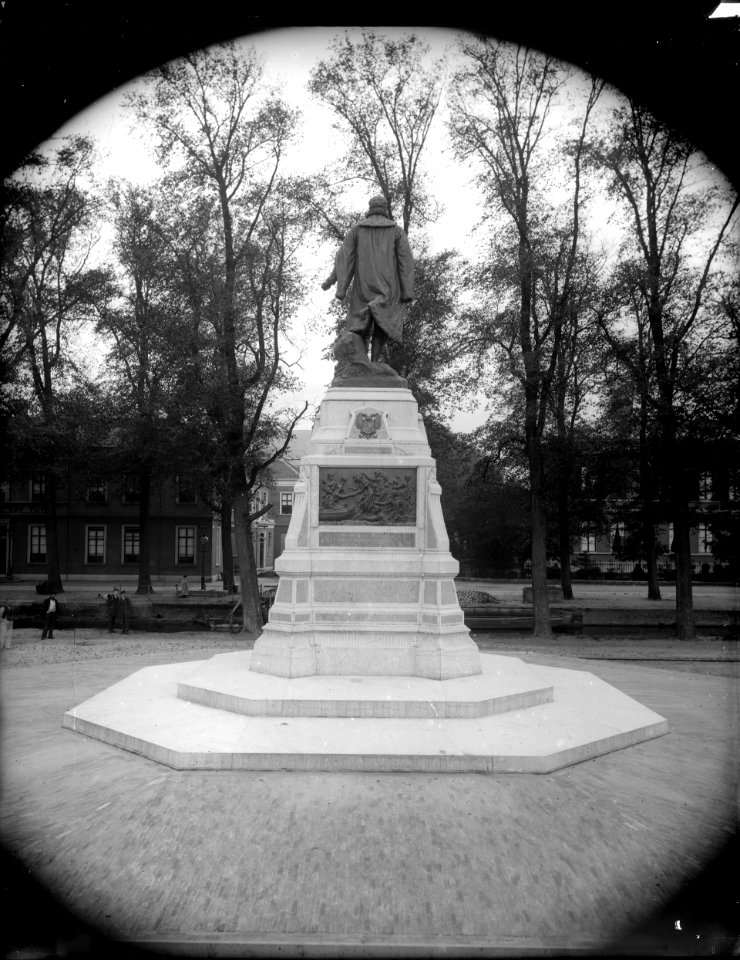 ErfgoedLeiden LEI001015647 Standbeeld van burgemeester P.A. van der Werf in het Van der Werfpark in Leiden