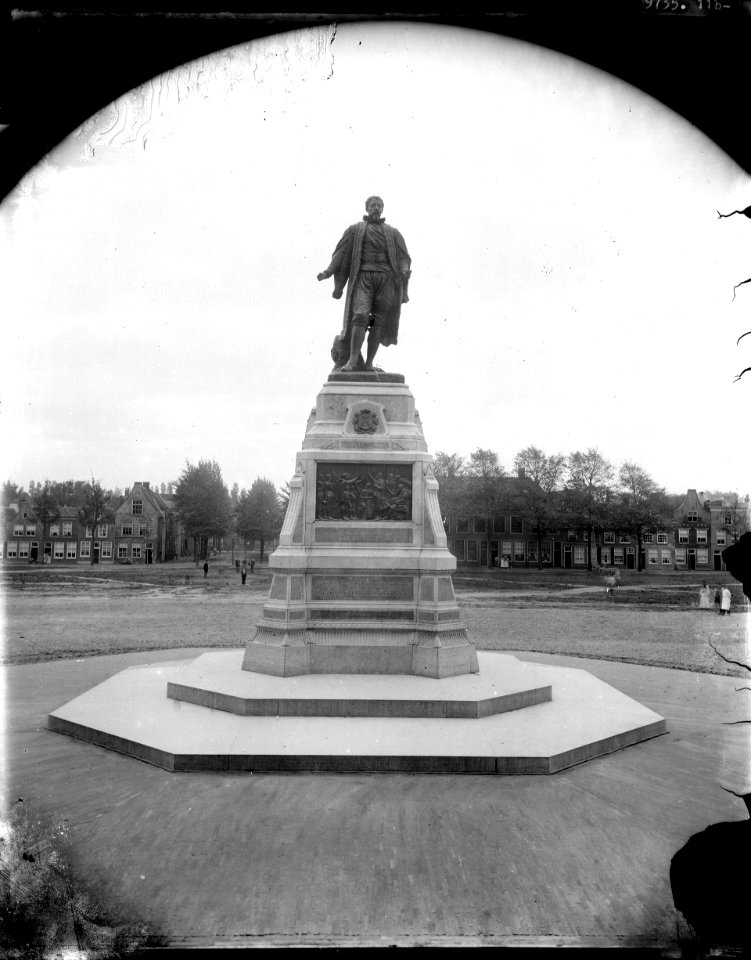 ErfgoedLeiden LEI001015648 Standbeeld van burgemeester P.A. van der Werf in het Van der Werfpark in Leiden