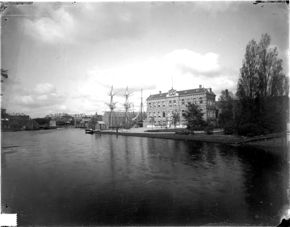 ErfgoedLeiden LEI001015564 Zeevaartschool in Leiden met het Galgewater op de voorgrond