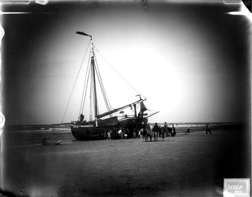 ErfgoedLeiden LEI001015650 Badgasten voor een bomschuit op het strand van Katwijk aan Zee