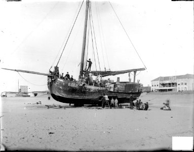 ErfgoedLeiden LEI001015651 Bomschuit op het strand van Katwijk aan Zee