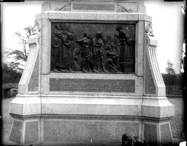 ErfgoedLeiden LEI001015612 Bronzen reliëf van het standbeeld van P.A.van der Werf in het Van der Werfpark in Leiden