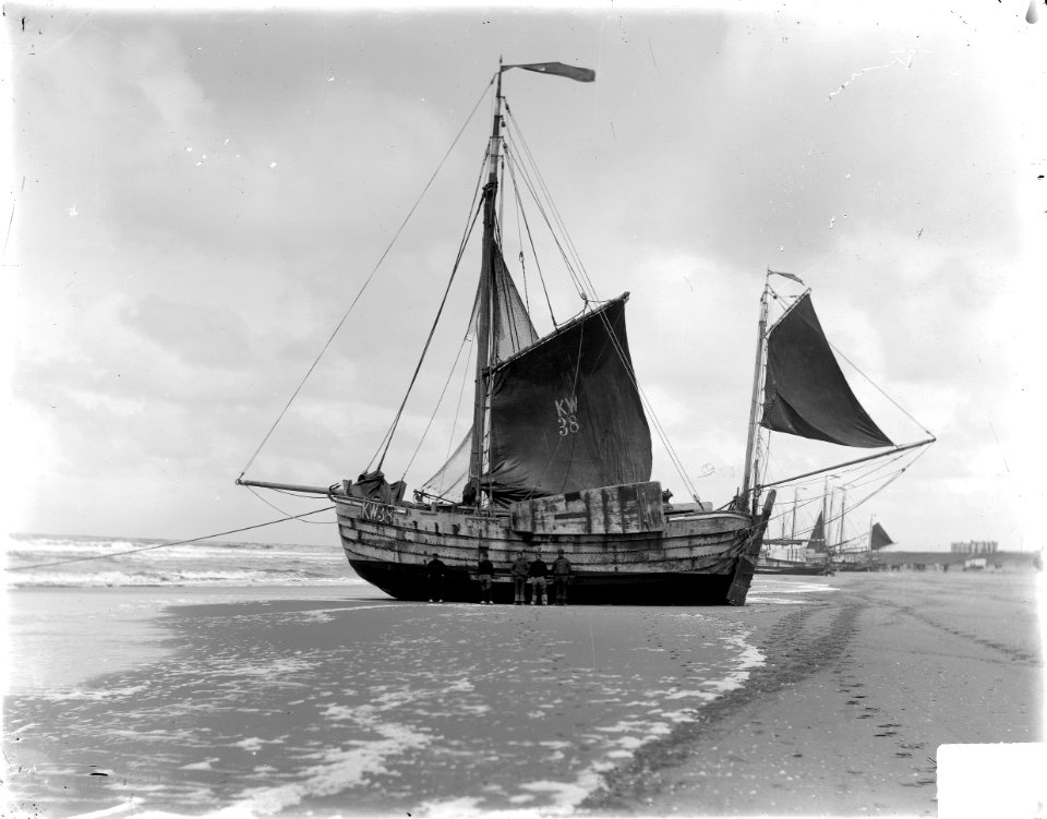 ErfgoedLeiden LEI001015649 Bomschuit op het strand van Katwijk aan Zee