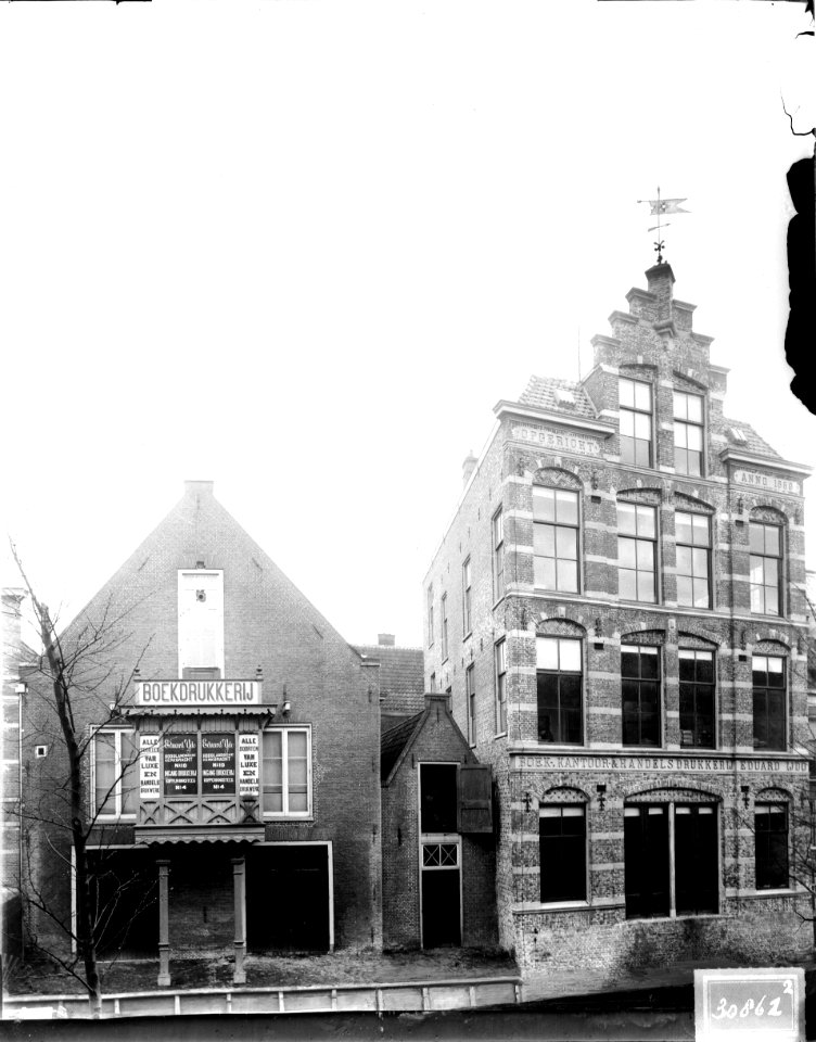 ErfgoedLeiden LEI001015997 Achtergevel aan de Oude Rijn van Drukkerij Eduard IJdo in de Koppenhinksteeg en aan de Hooglandsekerkgracht
