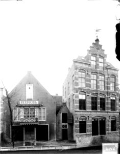 ErfgoedLeiden LEI001015997 Achtergevel aan de Oude Rijn van Drukkerij Eduard IJdo in de Koppenhinksteeg en aan de Hooglandsekerkgracht