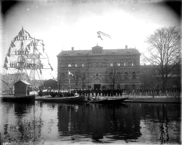 ErfgoedLeiden LEI001015568 Zeevaartschool in Leiden met het Galgewater op de voorgrond