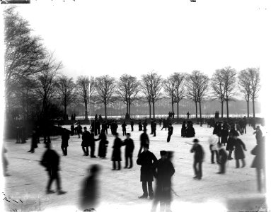 ErfgoedLeiden LEI001016434 Schaatsers op de Zoeterwoudsesingel photo