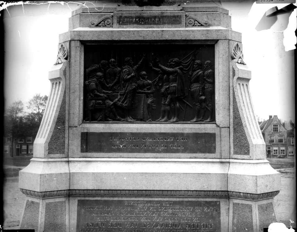 ErfgoedLeiden LEI001015615 Bronzen reliëf van het standbeeld van P.A.van der Werf in het Van der Werfpark in Leiden