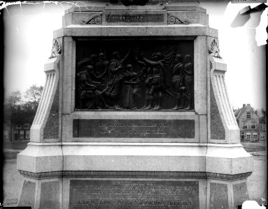 ErfgoedLeiden LEI001015615 Bronzen reliëf van het standbeeld van P.A.van der Werf in het Van der Werfpark in Leiden