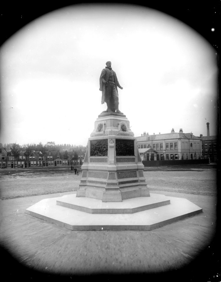 ErfgoedLeiden LEI001015644 Standbeeld van burgemeester P.A. van der Werf in het Van der Werfpark in Leiden