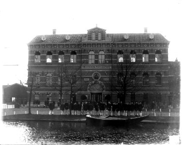 ErfgoedLeiden LEI001015567 Zeevaartschool in Leiden met het Galgewater op de voorgrond