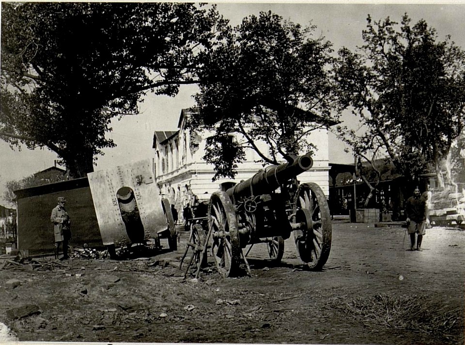 Erbeutetes russisches Grossgeschütz am Bahnhof Zborow nach dem Durchbruch (BildID 15543929)