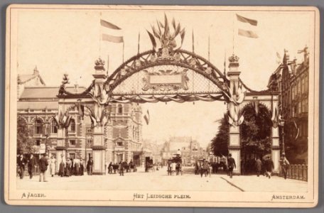 Ereboog op het Leidseplein ter gelegenheid van de inhuldiging van koningin Wilhelmina
