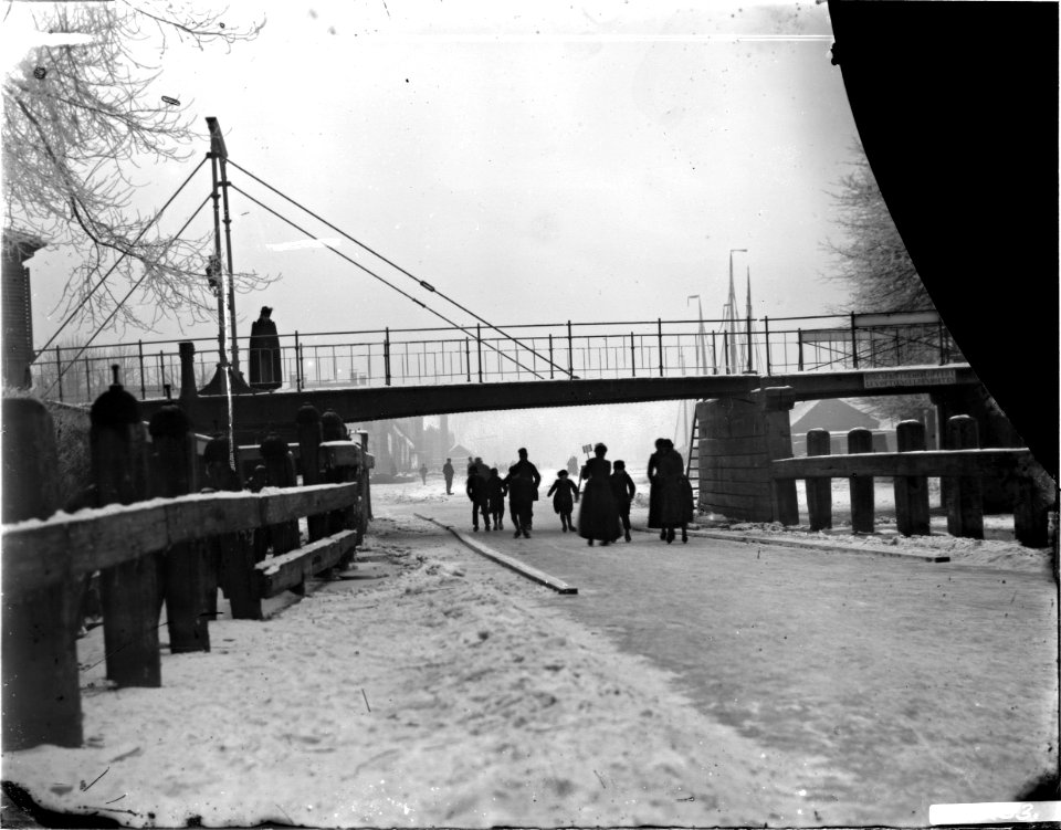 ErfgoedLeiden LEI001017013 Schaatsers bij de Molenaarsbrug